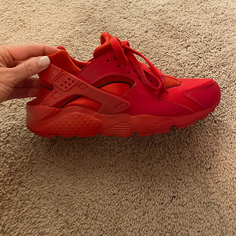 Youth red huarache Sz 7